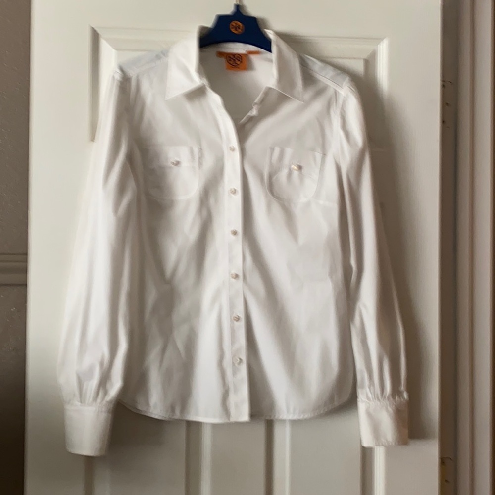 White cotton and spandex blouse.